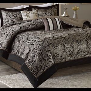 Brand new Q sized comforter with 2 pillow cases